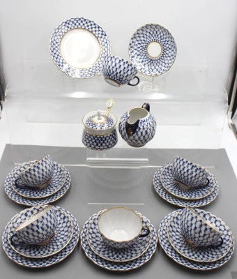 Auktion 357<br>6x Teetassen mit U.T., sowie Milch und Zucker, Lomonossow, Kobaltnetz, Entw. Serafina Jakovleva, Tassen H-6cm [1]