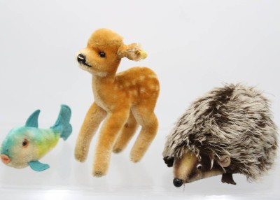 Auktion 357<br>3x Steiff-Tiere, Fisch, Bambi und Igel, je nur Knopf, bespielte Erhaltungen,  H-17cm [1]