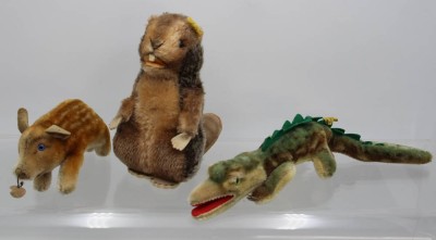 Auktion 357<br>3x Steiff-Tiere, Biber, Krokodil und Frischling, 2x Knopf u. Fahne, bespielte Erhaltungen,  H-ca. 18cm [1]