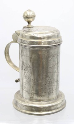 Auktion 357<br>Zinn-Krug, datiert 1812, Punktgravur u. Spruch 
