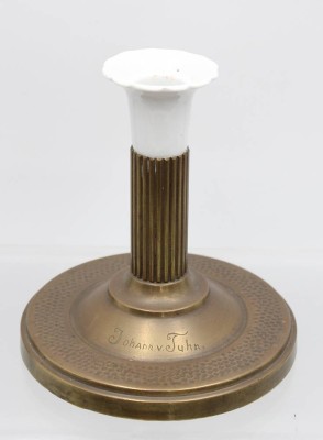 Auktion 357<br>Leuchter, Bronze mit Porzellan-Tülle, Namensgravur und Datierung, Johann v. Thun 1947, H-16cm [1]