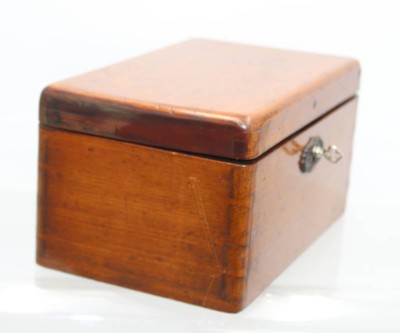 Auktion 357<br>Holzkasten, 19. Jhd., innen Filzbezug, Schlüssel anbei, H-12cm B-22cm T-14cm [1]