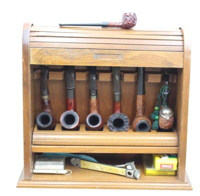 Auktion 357<br>kl. Pfeifenschrank mit 7 div. Pfeifen und etwas Zubehör, Pfeifen mit Gebrauchsspuren, Schrank ca. H-30,5cm B-32,5cm T-15cm [1]