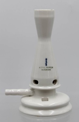 Auktion 357<br>Labor-Brenner, KPM Berlin, Weißporzellan, H-16,5cm [1]