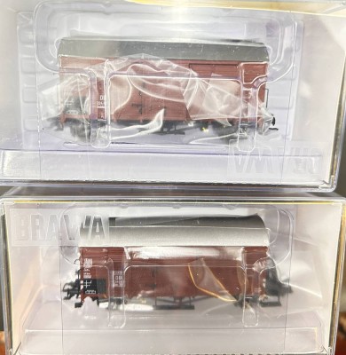 Auktion 357<br>2x gedeckte Güterwagen 