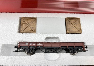 Auktion 357<br>Flachwagen mit 2 Holzkisten 