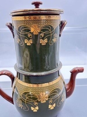 Auktion 357<br>grosse Jugendstil-Teekanne mit grossen Filter, Saargmünd