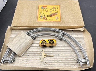 Auktion 357<br>kl. Blech-Bahn, Schienenkreis und 1 Wagen mit Federwerk, läuft, in OVP,  orig. Schlüssel, Karton  ca. 16x27,5 cm [1]