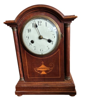 gr. Buffetuhr in Holzgehäuse, Pendelwerk läuft, guter Zustand, H-33 cm, B-22 cm [1]
