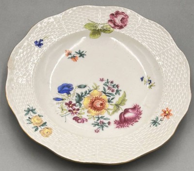 Auktion 357<br>antiker Herend Teller mit Blumenbemalung, 19.Jhd., D-22,5 cm, Rand bestossen [1]