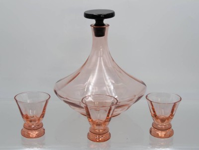 Auktion 357<br>Art-Deco Karaffe mit 3 Gläsern, rose farbenes Glas, H--17cm u. H-6cm [1]