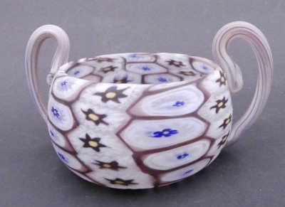 Auktion 357<br>kl. Murano Henkelschale, wohl Fratelli Toso um 1920, H-6 cm, D-ca. 7 cm [1]