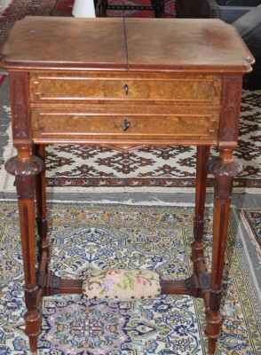 Auktion 357<br>Nähtisch, 19. Jhd., innen Einteilung, ca. H-78cm B-57cm T-43cm [1]