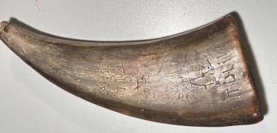 Auktion 357<br>altes Horn (wohl ehem. Pulverhorn/Wetzsteinbehälter?) dat. 1754 und  beidseitig schwer lesbar beschriftet, H-21 cm, B-9 cm [1]