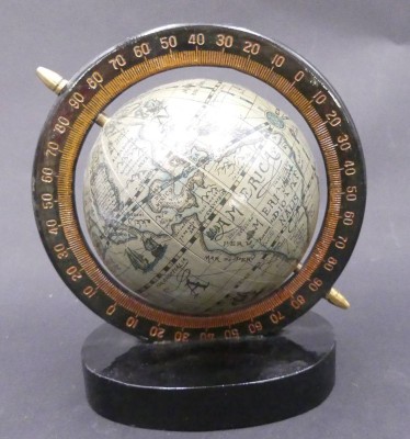 Auktion 357<br>kl. Tisch-Globus in Standrahmen, H-ca. 15 cm [1]