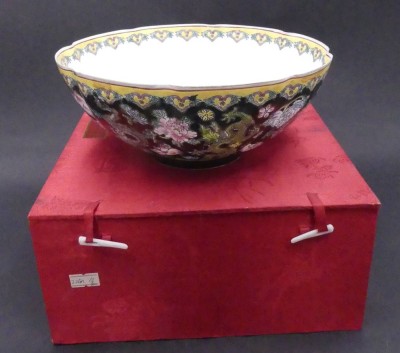 Auktion 357<br>geschweifte China-Schale in OVP, rote Marke, H-9 cm, D-22 cm [1]