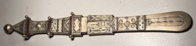 Auktion 357<br>kl. verzierter Dolch in Scheide, versilbert, L-24 cm, Altersspuren [1]
