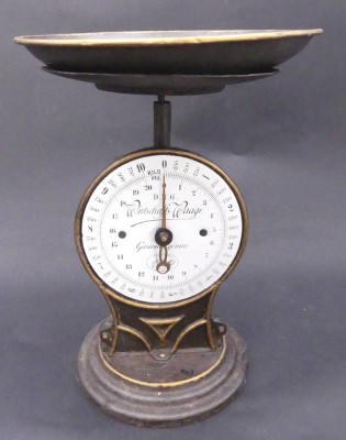 Auktion 357<br>grosse Haushaltswaage, Guss mit emaill. Zifferblatt, gut erhalten, H-29 cm, [1]