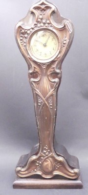 Auktion 357<br>Jugendstil-Kaminuhr, Holz mit Kupferbeschlag, Schlüsselwerk läuft, H-34 cm, B-13 cm [1]