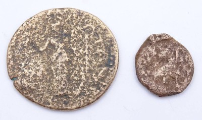 Auktion 357<br>2 antike Münzen, Bronze und Kupfer?, Ø 1,5 und 3 cm, 3 und 10 gr., stark abgerieben [1]
