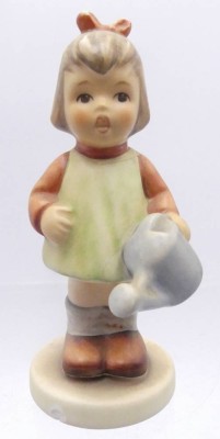 Auktion 357<br>Hummelfigur Mädchen mit Giesskanne, H-9,5 cm, Standring mit Chip [1]