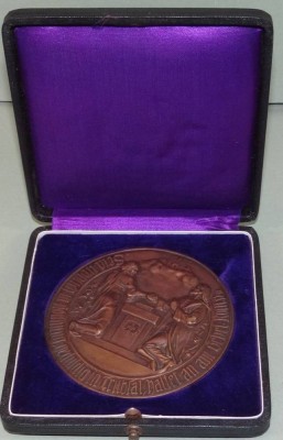 Auktion 357<br>gr. Bronzemedaille mit christl. Motiv 
