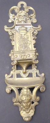 Auktion 357<br>massiver Metall-Streichholzhalter, bronziert, H-27 cm, B-9 cm [1]