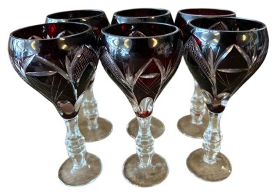 Auktion 357<br>6 Buntglas-Römer, rubinrot, mit Schliff, H-17 cm [1]