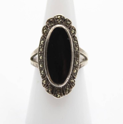 Auktion 358<br>Silber-Ring, Art-Déco, Onyx und Markasiten (2x fehlen), 6,1gr., getragene Erhaltung, RG 56 [1]