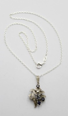 Auktion 358<br>925er Silber-Anhänger mit Saphire und klar Steinen an 925er Kette, zus. 4,8gr. L-40cm, Ang. 3,2cm [1]