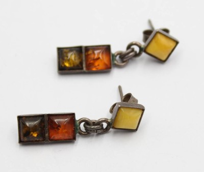 Auktion 358<br>Paar  Ohrstecker, 925er Silber mit Bernsteinen, älter, 4gr., Lagerungsspuren, L-3cm [1]