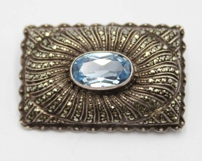 Auktion 358<br>schöne Art-Déco Silberbrosche, hellblauer facett. Stein (Aquamarin?) und Markasiten (1x fehlt), 7,1gr., 2,9 x 1,9cm [1]