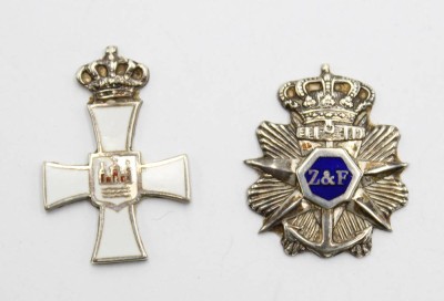 Auktion 358<br>2x Silber-Appliken o.ä., wohl Logen-Symbole, zus. 5,9gr. , ca. L-2,5cm [1]