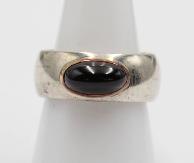 Auktion 358<br>925er Band-Ring mit rotem Cabochon, 12,4gr., RG 57 [1]