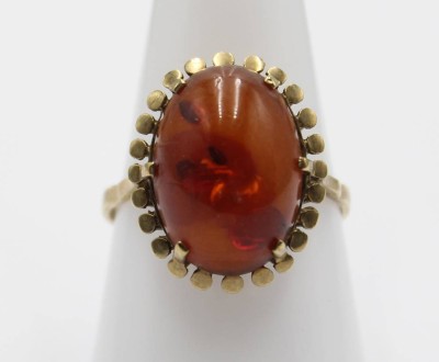 Auktion 358<br>333er GG-Ring mit Bernstein-Cabochon, 3,2gr., Schiene wohl vergrössert,  RG 60 [1]