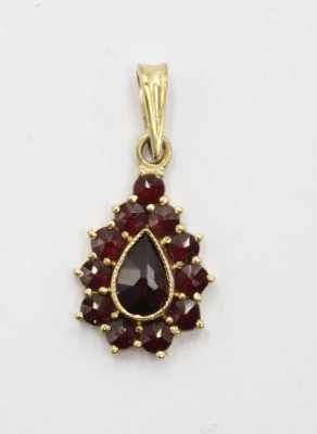 Auktion 358<br>kl, Granat-Anhänger, 925er Silber vergoldet, ca. L-2,4cm, 1,6gr. [1]