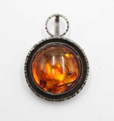 Auktion 358<br>925er Silber-Anhänger mit Bernstein, ca. L-3,8cm D-2,7cm,  10gr. [1]