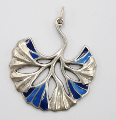 Auktion 358<br>925er Silber-Anhänger, teilw. emailliert, Ginko-Blatt, 9,6gr., L-3,5cm [1]