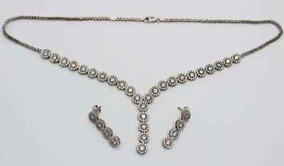 Auktion 358<br>925er Silber-Set, Collier und Ohrstecker, besetzt mit klaren Steinen, L-42cm, Ohrstecker L-3cm, 19,6gr., [1]