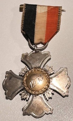 Auktion 358<br>Ehrenkreuz Silber-800- mit Jahreszahl 1933 ?? am Band, Kreuz 4,4x4,5 cm, ca. 15 gr. [1]