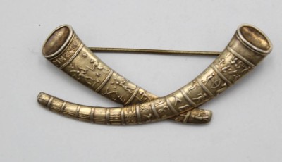 Auktion 358<br>Brosche mit Ägyptischen Trinkhörnern in 830 Silber- vergoldet . [1]