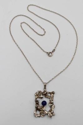 Auktion 358<br>Ein 925 Silber Anhänger mit Lapislazuli Kugel an 835 Silberkette. [1]