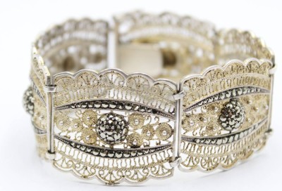 Auktion 358<br>Ein filigran gearbeitetes durchbrochenes Silberarmband , [1]