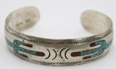 Auktion 358<br>Eine Sterling Armspange wohl ,, Navajo'' mit Tragespuren , gemarkt HB . [1]