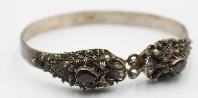 Auktion 358<br>Ein 925 Silber -Armreif mit Schlangenköpfen deren Zungen die Schließe bilden , [1]