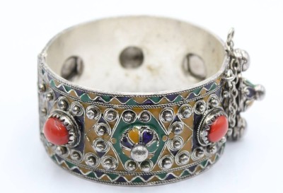 Auktion 358<br>Eine sogenannte Berber-Armspange versilbert , emailliert und mit (wohl?) Korallenbesatz  [1]