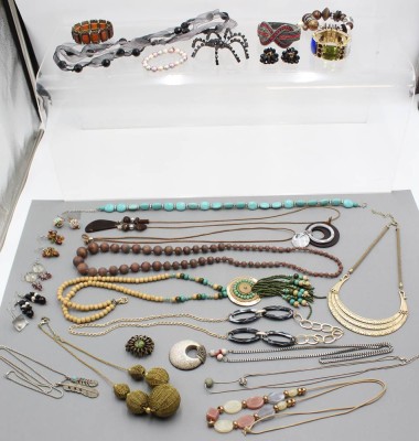 Auktion 358<br>Ein Konvolut Modeschmuck  insgesamt ca 850 gr. [1]