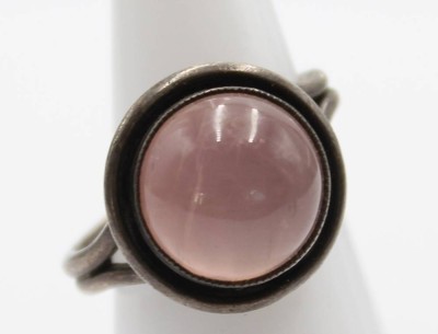 Auktion 358<br>Ein 935er Silberring mit Rosenquarz Cabochon . [1]