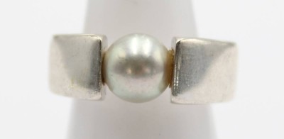 Auktion 358<br>ein 925er Silberring mit mittig gelagerter Perle von Quinn. [1]