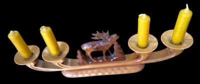 Auktion 358<br>Holz Kerzenständer, beschnitzt mit Hirsch, B-45 cm, H-13 cm [1]